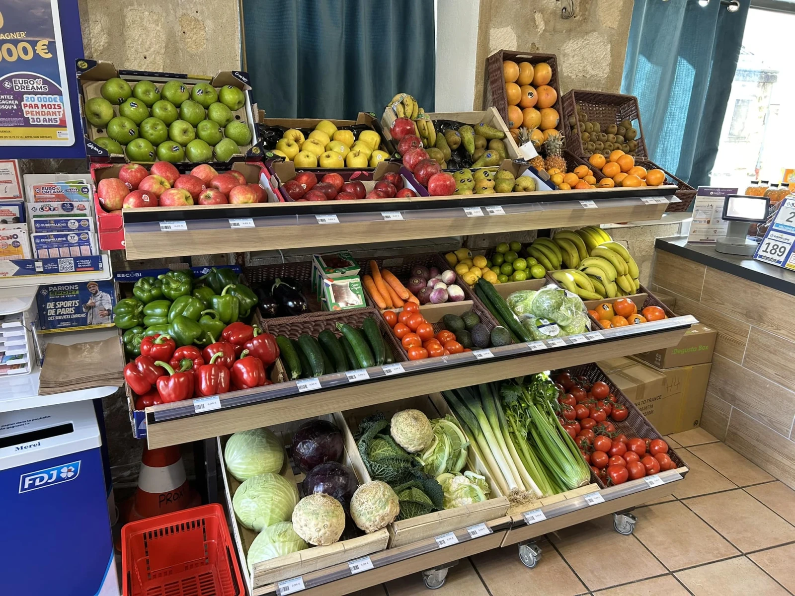 Étal de fruits et légumes frais au Proxi Butry-sur-Oise