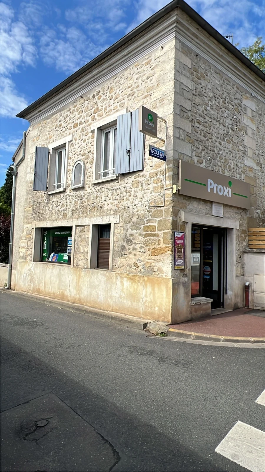 Façade du Proxi Butry-sur-Oise vue de la rue de Parmain
